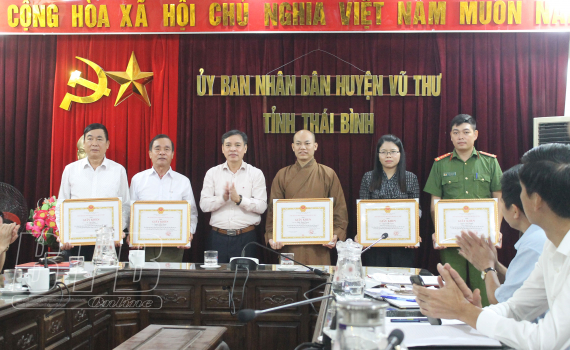 Vũ Thư: Khen thưởng 15 c&aacute; nh&acirc;n c&oacute; th&agrave;nh t&iacute;ch ti&ecirc;u biểu trong tham gia tổ chức lễ hội ch&ugrave;a Keo m&ugrave;a Thu năm 2022