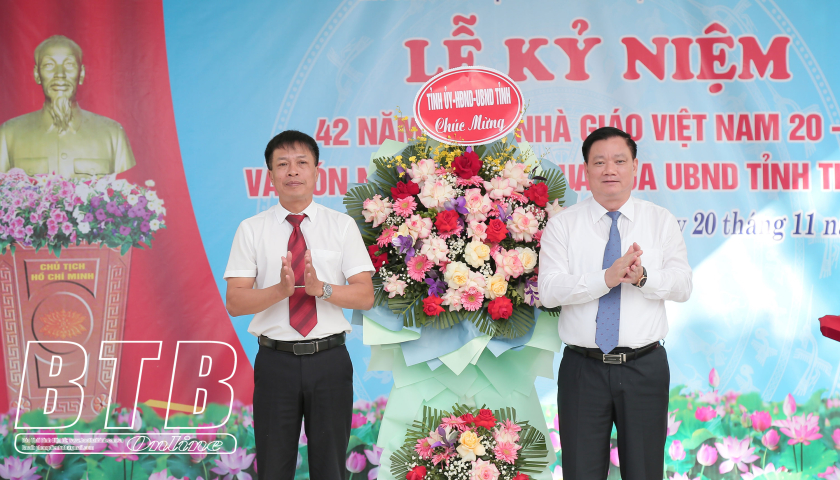 Đồng ch&iacute; Nguyễn Khắc Thận, Ph&oacute; B&iacute; thư Tỉnh ủy, Chủ tịch UBND tỉnh ch&uacute;c mừng ng&agrave;y Nh&agrave; gi&aacute;o Việt Nam tại Trường Tiểu học v&agrave; THCS Đ&ocirc;ng Vinh