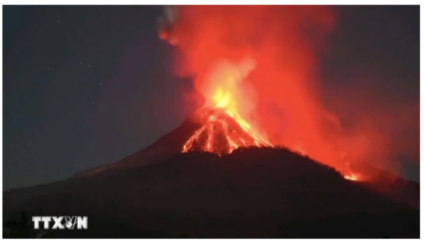 Núi lửa Lewotobi ở Indonesia phun trào, cột tro bụi cao tới 2,5km