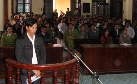 Phạt t&ugrave; chủ tịch x&atilde; 
       đem tiền về cho vợ! 
