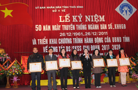 Kỷ niệm 50 năm ng&agrave;y truyền thống c&ocirc;ng t&aacute;c D&acirc;n số -KHHGĐ, triển khai Chương tr&igrave;nh h&agrave;nh động của UBND tỉnh về c&ocirc;ng t&aacute;c DS/SKSS giai đoạn 2011-2020. 

