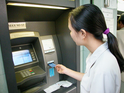 Từ 1/3/2013 giao dịch ATM nội mạng sẽ mất ph&iacute; 1.000 đồng