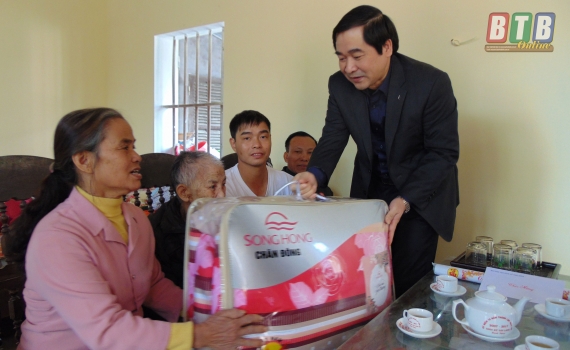 Thăm, tặng quà gia đình giáo dân có hoàn cảnh khó khăn