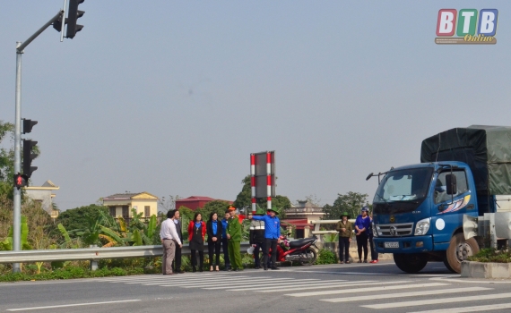 Ra qu&acirc;n c&aacute;c đội h&igrave;nh thanh ni&ecirc;n t&igrave;nh nguyện tham gia tuy&ecirc;n truyền bảo đảm trật tự an to&agrave;n giao th&ocirc;ng