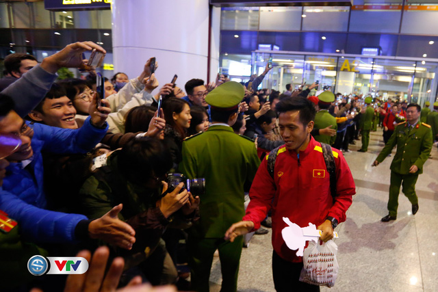 AFF Cup 2018: Bất chấp mưa rét, người hâm mộ chào đón ĐT Việt Nam về nước - Ảnh 5.