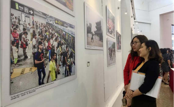 Triển l&atilde;m ảnh &ldquo;Ấn tượng Việt Nam - Trung Quốc 2018"
