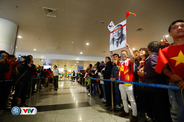 AFF Cup 2018: Bất chấp mưa rét, người hâm mộ chào đón ĐT Việt Nam về nước - Ảnh 2.