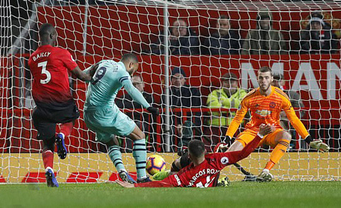 Lacazette nâng tỷ số lên 2-1