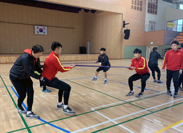 ẢNH: Thời tiết bất lợi, U23 Việt Nam tập luyện trong nhà thi đấu Tongyeong - Ảnh 7. ẢNH: Thời tiết bất lợi, U23 Việt Nam tập luyện trong nhà thi đấu Tongyeong - Ảnh 7.