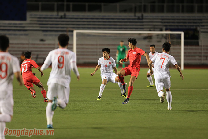 Nhờ lợi thế thể hình cộng với lối đá chặt chẽ, U22 Singapore gây rất nhiều khó khăn cho U22 Việt Nam. Ảnh: Đức Cường