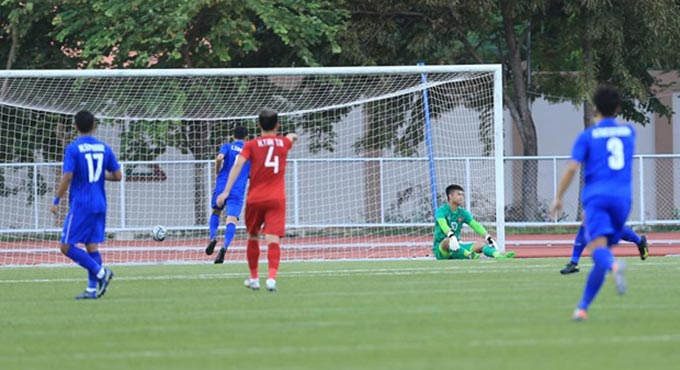 Từ sai lầm của Văn Toản, U22 Thái Lan bất ngờ có bàn thắng mở tỷ số. Ảnh: Đức Cường