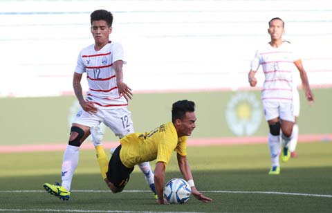 Malaysia (áo vàng) thua sốc Campuchia 1-3 ở trận đấu cuối vòng bảng và bị loại sớm khỏi SEA Games 30