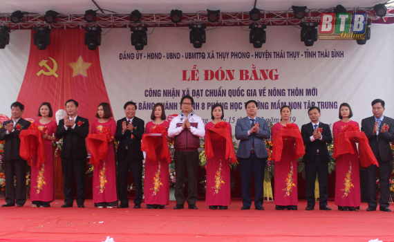 Thụy Phong đ&oacute;n bằng c&ocirc;ng nhận đạt chuẩn quốc gia n&ocirc;ng th&ocirc;n mới