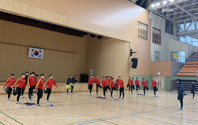 ẢNH: Thời tiết bất lợi, U23 Việt Nam tập luyện trong nhà thi đấu Tongyeong - Ảnh 9. ẢNH: Thời tiết bất lợi, U23 Việt Nam tập luyện trong nhà thi đấu Tongyeong - Ảnh 9.