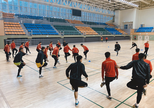 ẢNH: Thời tiết bất lợi, U23 Việt Nam tập luyện trong nhà thi đấu Tongyeong - Ảnh 3. ẢNH: Thời tiết bất lợi, U23 Việt Nam tập luyện trong nhà thi đấu Tongyeong - Ảnh 3.