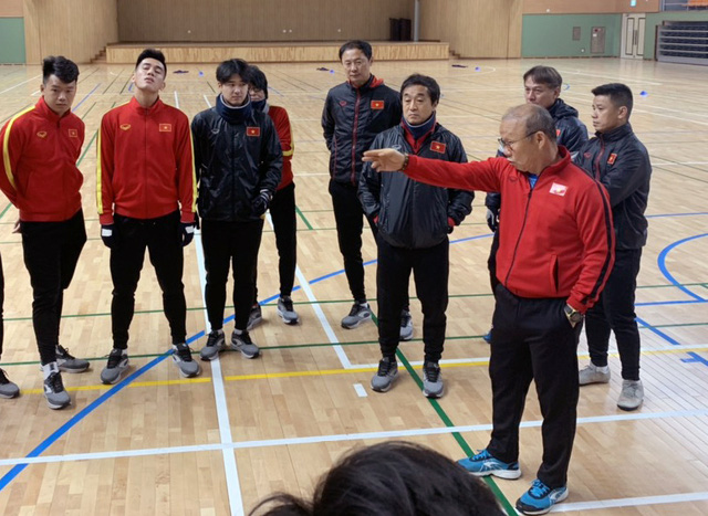 ẢNH: Thời tiết bất lợi, U23 Việt Nam tập luyện trong nhà thi đấu Tongyeong - Ảnh 5. ẢNH: Thời tiết bất lợi, U23 Việt Nam tập luyện trong nhà thi đấu Tongyeong - Ảnh 5.