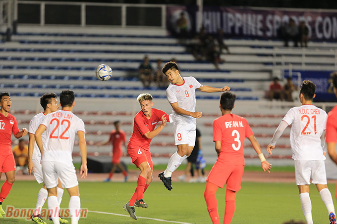 Đức Chinh bật cao đánh đầu ghi bàn thắng duy nhất trận đấu. Ảnh: Đức Cường