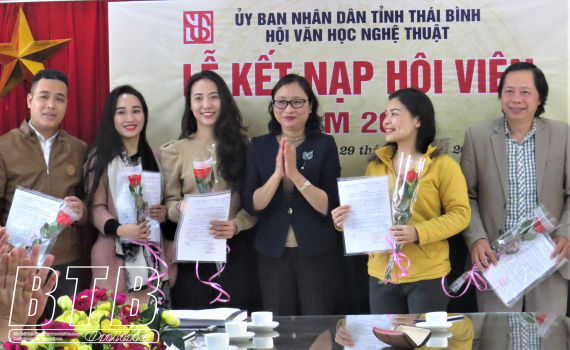 18 hội vi&ecirc;n mới được kết nạp v&agrave;o Hội Văn học Nghệ thuật Th&aacute;i B&igrave;nh