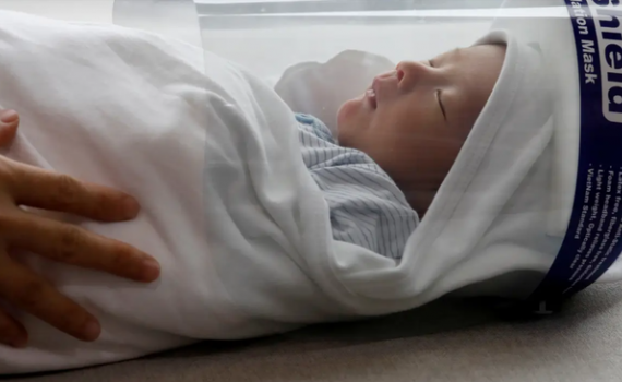 Bức ảnh em b&eacute; Việt Nam đeo tấm chắn ngừa virus lọt top ảnh ấn tượng 2020