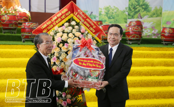 Đồng ch&iacute; Chủ tịch Ủy ban Trung ương MTTQ Việt Nam tặng qu&agrave; đồng b&agrave;o c&oacute; đạo tỉnh Th&aacute;i B&igrave;nh