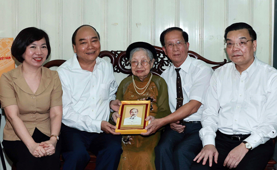 Quyết định của Chủ tịch nước về việc tặng qu&agrave; Tết Nguy&ecirc;n đ&aacute;n cho người c&oacute; c&ocirc;ng với c&aacute;ch mạng