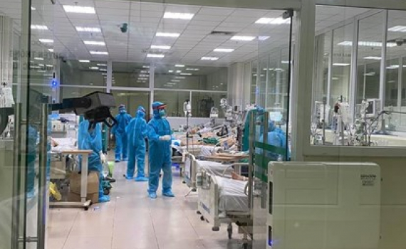 Thủ tướng y&ecirc;u cầu quản l&yacute; chặt chẽ nh&oacute;m nguy cơ cao, tăng cường c&ocirc;ng t&aacute;c điều trị, giảm ca chuyển nặng, tử vong do Covid-19