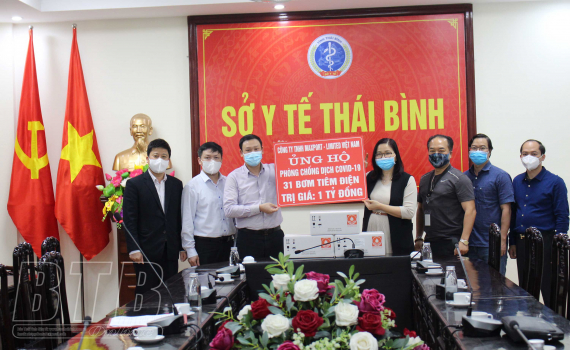 Tiếp nhận 31 bơm kim ti&ecirc;m điện do C&ocirc;ng ty TNHH Maxport Limited Việt Nam trao tặng