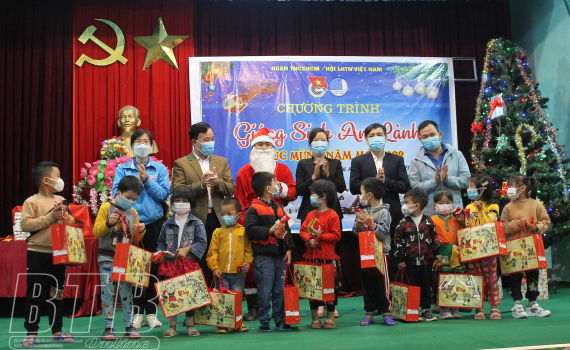 Trao 30 suất qu&agrave; Gi&aacute;ng sinh cho trẻ em C&ocirc;ng gi&aacute;o c&oacute; ho&agrave;n cảnh kh&oacute; khăn x&atilde; Vũ Tiến