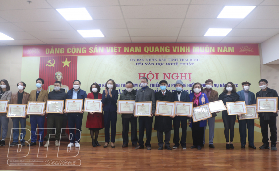 Trao giải cuộc thi s&aacute;ng t&aacute;c văn học Chung tay đẩy l&ugrave;i dịch Covid-19