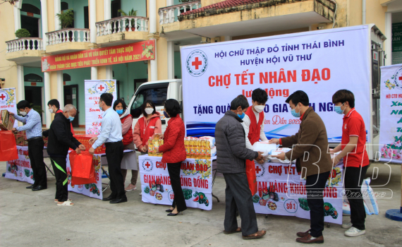 Chăm lo tết cho người ngh&egrave;o v&agrave; những người yếu thế