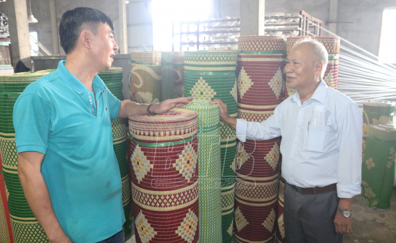 Hết l&ograve;ng v&igrave; cộng đồng  