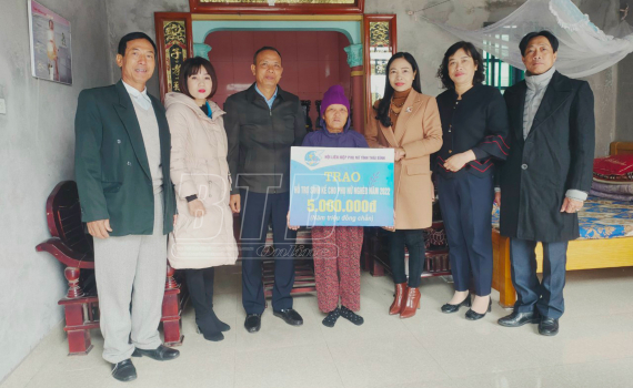 Hỗ trợ sinh kế cho 10 phụ nữ ngh&egrave;o