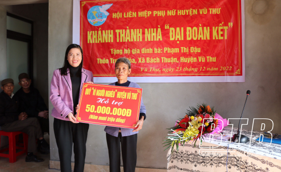 Vũ Thư:  Kh&aacute;nh th&agrave;nh nh&agrave; đại đo&agrave;n kết tặng hộ ngh&egrave;o 