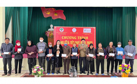 Trao quà cho người cao tuổi có hoàn cảnh khó khăn