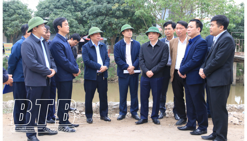 C&aacute;c đồng ch&iacute; l&atilde;nh đạo tỉnh kiểm tra tiến độ thi c&ocirc;ng tuyến đường tỉnh ĐT.452