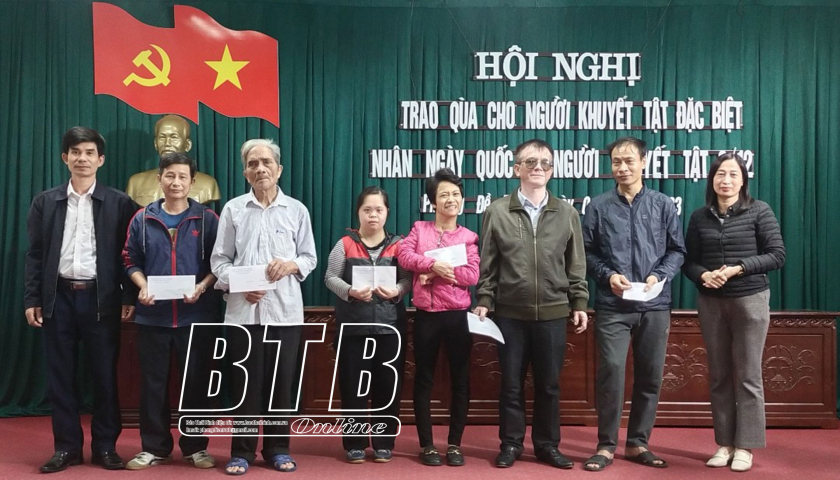 Đề Th&aacute;m: Trao 38 suất qu&agrave; cho người khuyết tật đặc biệt kh&oacute; khăn