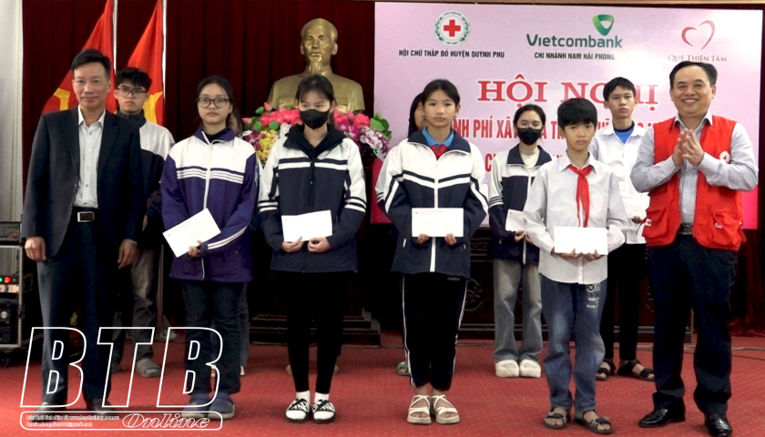Hội Chữ thập đỏ huyện Quỳnh Phụ: Trao học bổng cho học sinh ngh&egrave;o
