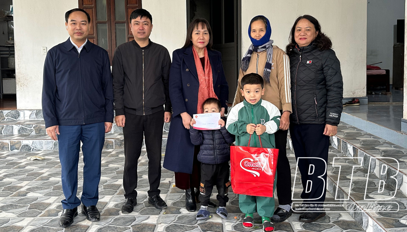 Trao qu&agrave; cho trẻ em khuyết tật, mồ c&ocirc;i c&oacute; ho&agrave;n cảnh đặc biệt kh&oacute; khăn   