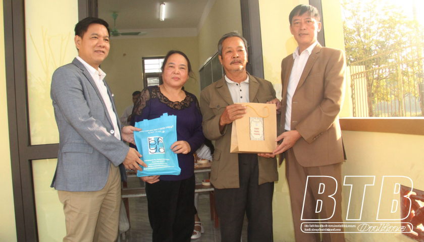 Tr&ecirc;n 600 người d&acirc;n thị trấn Hưng Nh&acirc;n được kh&aacute;m, cấp thuốc miễn ph&iacute;   