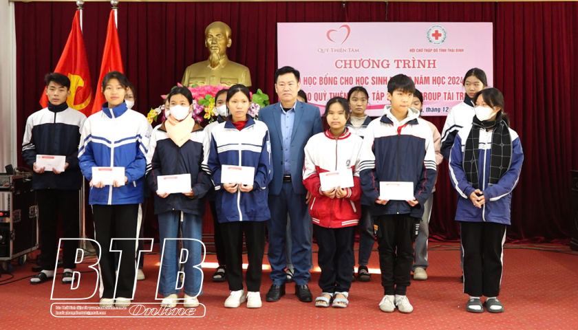 Hội Chữ thập đỏ huyện Quỳnh Phụ: Trao 30 suất học bổng cho học sinh ngh&egrave;o vượt kh&oacute; 
