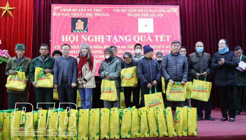 Hội Nạn nh&acirc;n chất độc da cam/Đi&ocirc;xin huyện Vũ Thư: Trao qu&agrave; tết cho nạn nh&acirc;n chất độc da cam