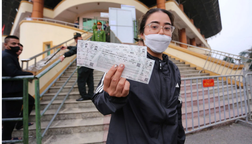 Người h&acirc;m mộ xếp h&agrave;ng xuy&ecirc;n đ&ecirc;m mua v&eacute; xem đội tuyển Việt Nam