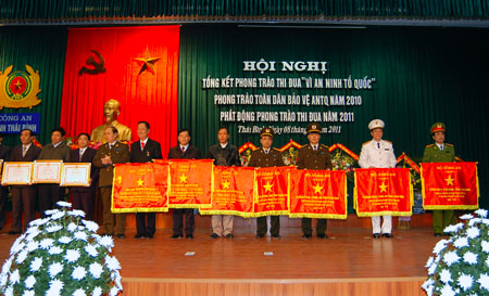 Tổng kết phong tr&agrave;o thi đua "V&igrave; an ninh Tổ quốc",
phong tr&agrave;o "To&agrave;n d&acirc;n bảo vệ an ninh Tổ quốc" năm 2010
 v&agrave; ph&aacute;t động thi đua năm 2011


