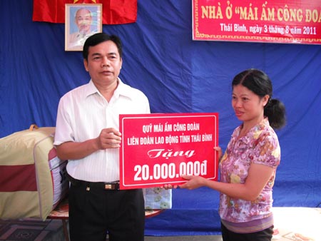 Ấm &aacute;p nghĩa t&igrave;nh