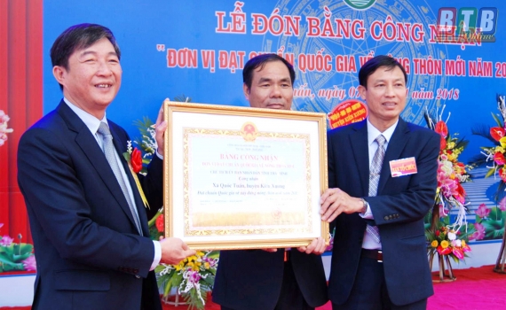 Quốc Tuấn đ&oacute;n bằng c&ocirc;ng nhận x&atilde; đạt chuẩn quốc gia về n&ocirc;ng th&ocirc;n mới