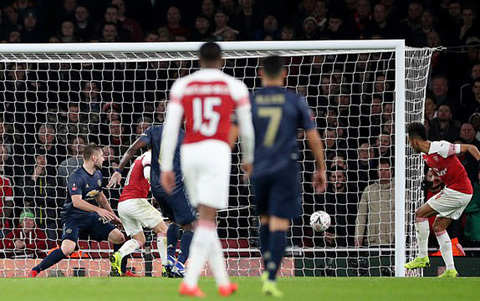 Aubameyang ghi bàn rút ngắn tỷ số