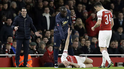 Arsenal mất cả 2 trung vệ ở trận này do chấn thương