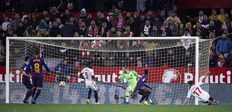 Sarabia ghi bàn mở tỷ số cho Sevilla