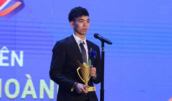 Kình ngư Nguyễn Huy Hoàng vượt qua Văn Hậu trở thành "Nam VĐV của năm" Cúp chiến thắng 2019 