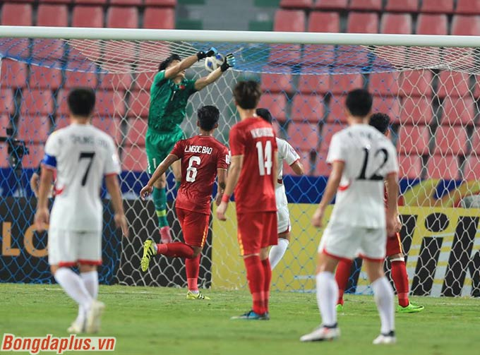 Tiến Dũng mắc sai lầm dẫn đến bàn gỡ 1-1 của Triều Tiên - Ảnh: Minh Tuấn 